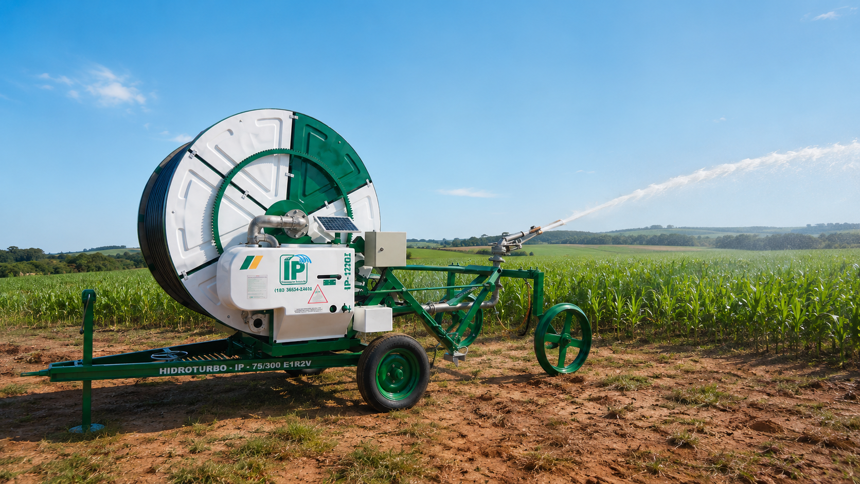 Conexão hidráulica Hidroturbo IP 75mm em primeiro plano com sistema de irrigação por aspersão ao fundo